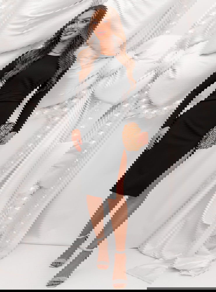 Czarna dopasowana sukienka na święta...