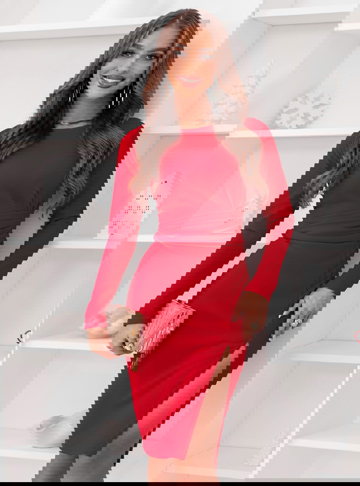 Malinowa dopasowana sukienka na...