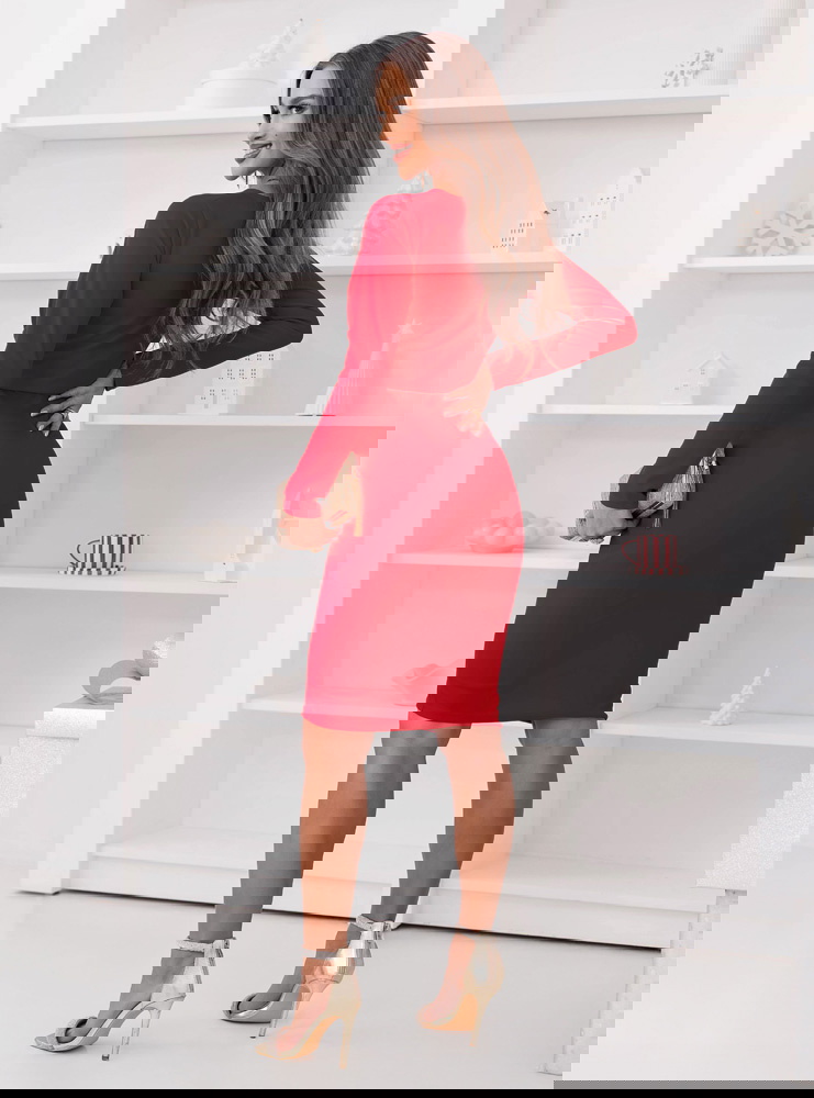 Malinowa dopasowana sukienka na...