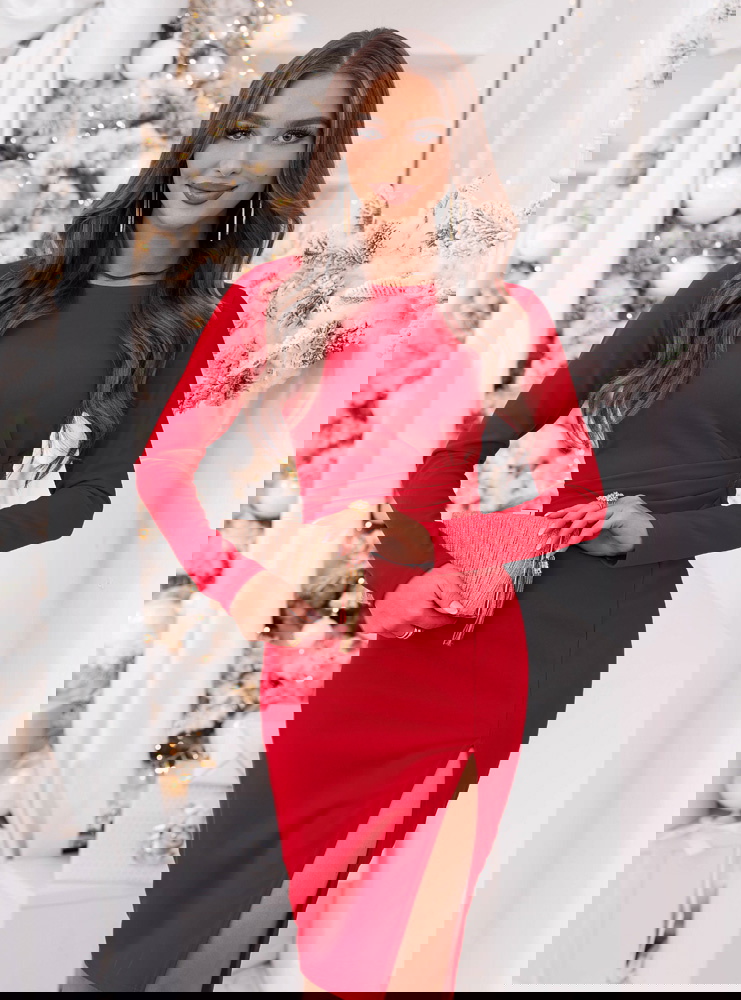 Malinowa dopasowana sukienka na...