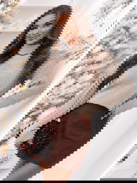 Beżowy sweter z półgolfem...