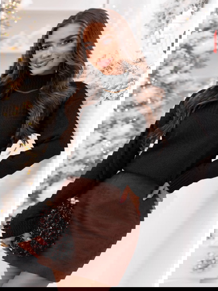 Czarny sweter z półgolfem... 2