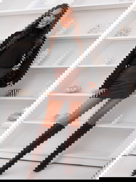 Czarny sweter z półgolfem...