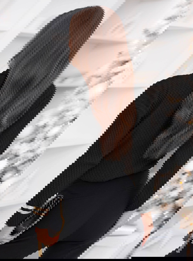 Czarny sweter z golfem Fembie