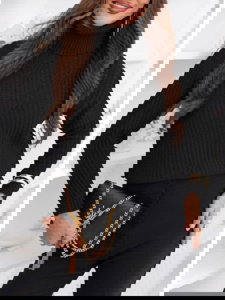 Czarny sweter z golfem Fembie