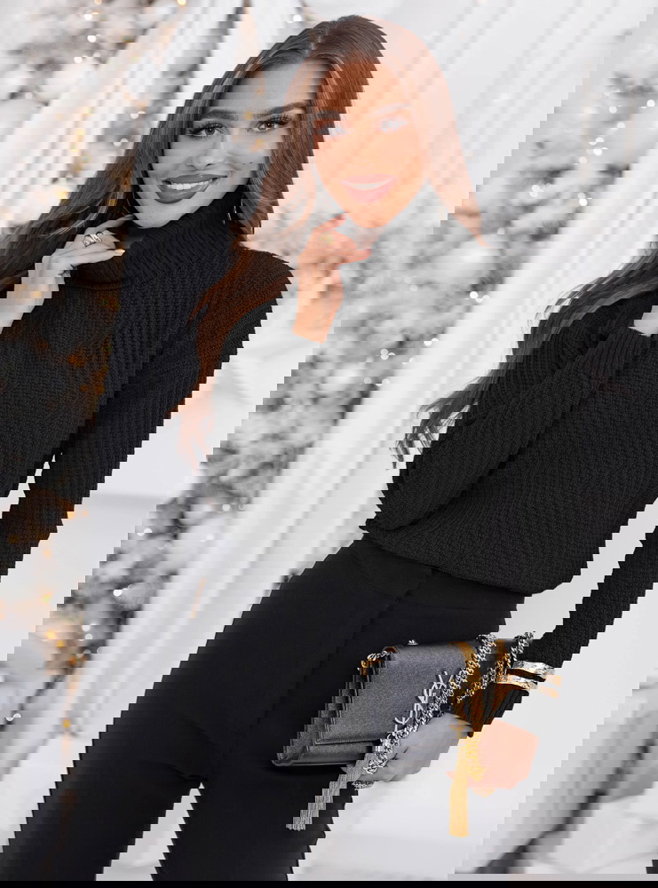 Czarny sweter z golfem Fembie