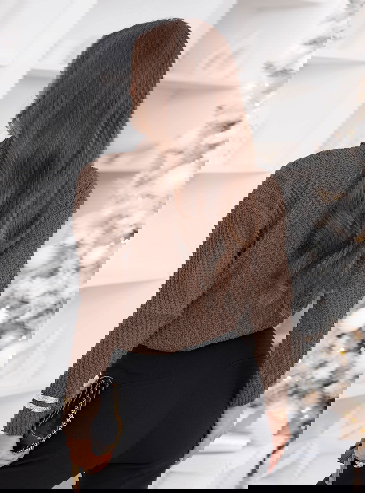 Czekoladowy sweter z golfem Fembie