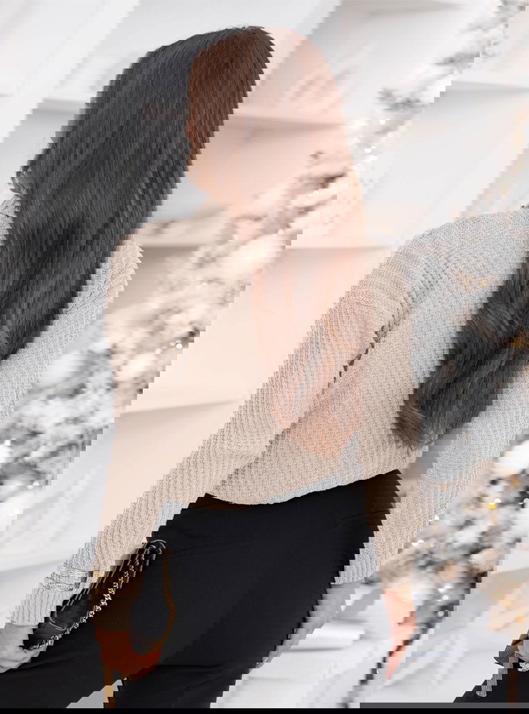 Beżowy sweter z golfem Fembie