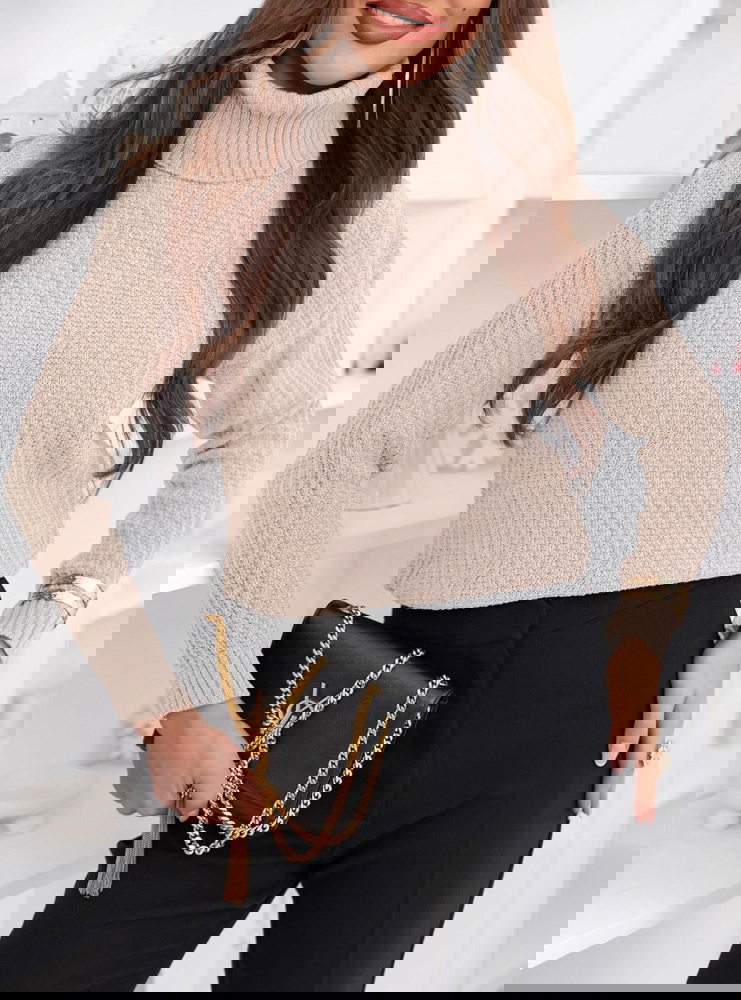 Beżowy sweter z golfem Fembie