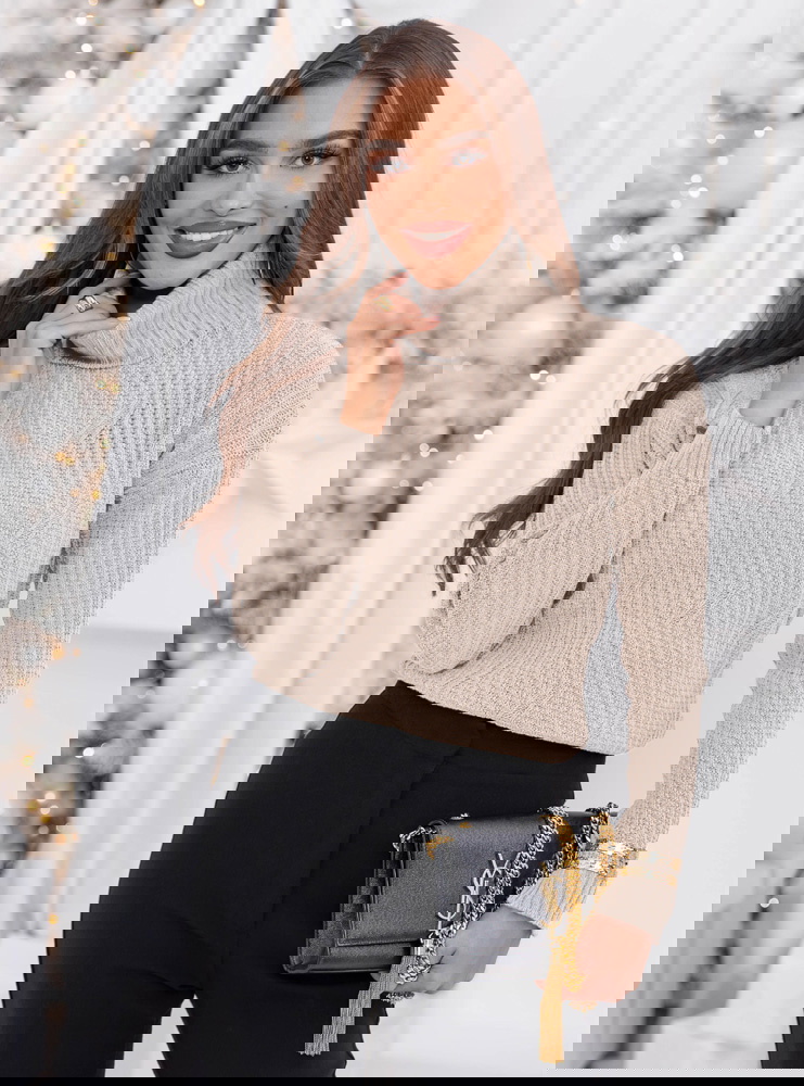 Beżowy sweter z golfem Fembie