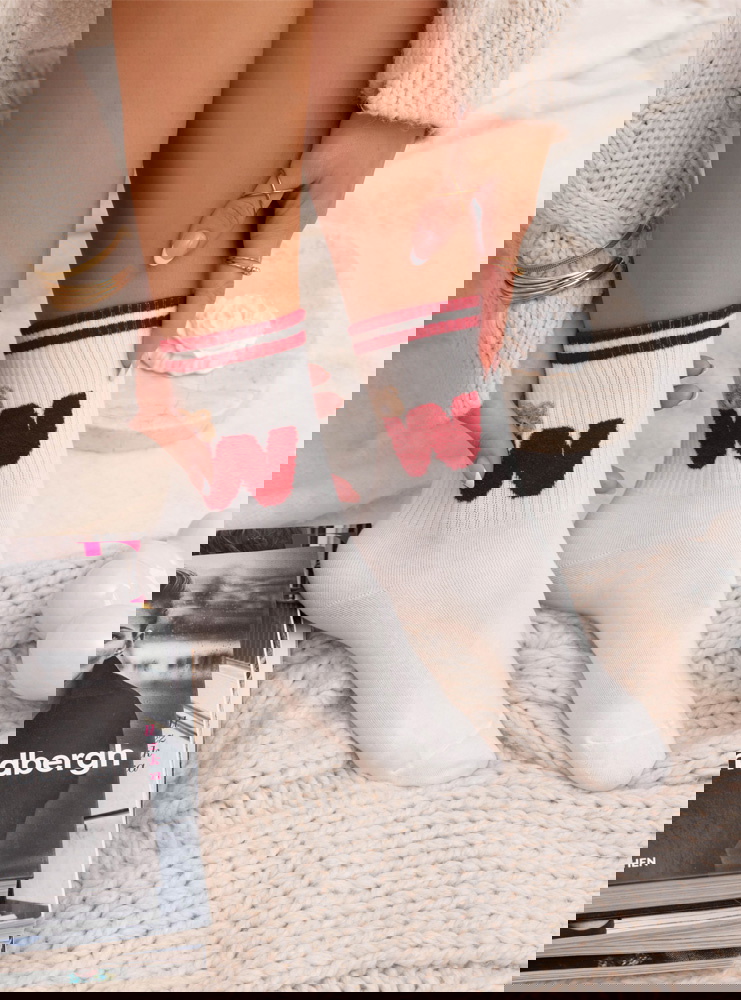 Białe skarpetki z ozdobnym motywem...