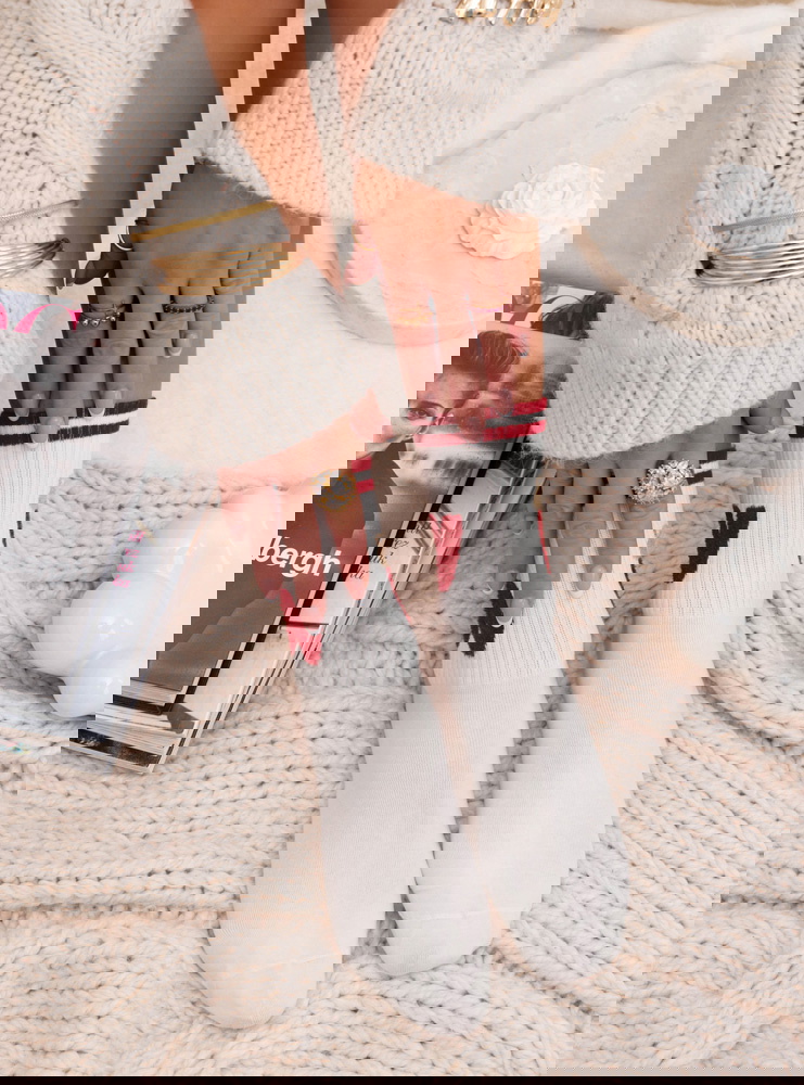 Białe skarpetki z ozdobnym motywem...