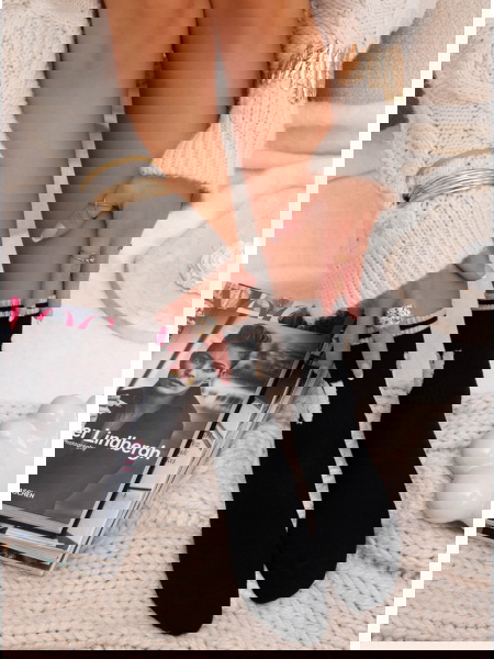 Czarne skarpetki z ozdobnym...