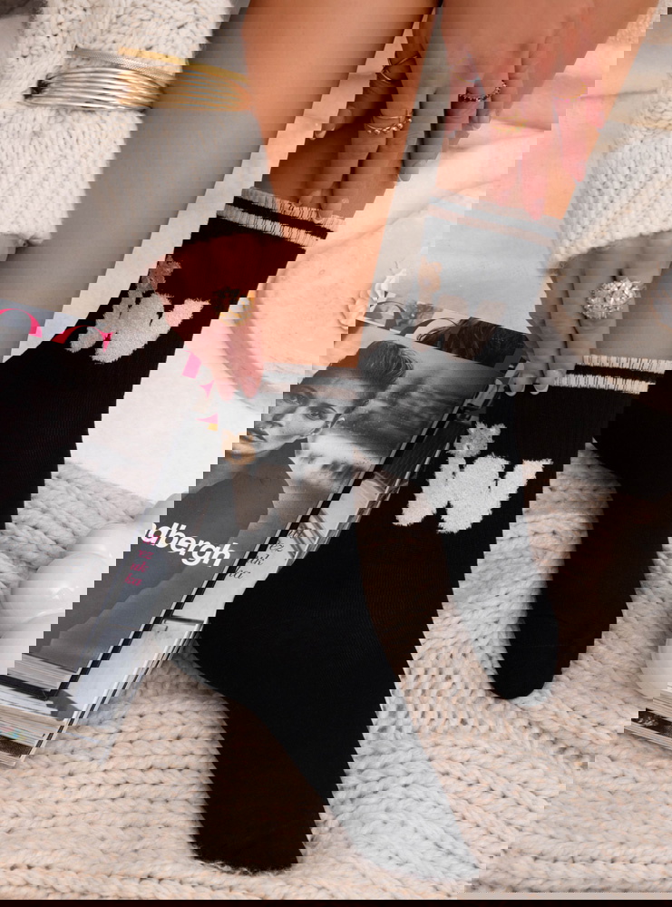 Czarne skarpetki z ozdobnym motywem...