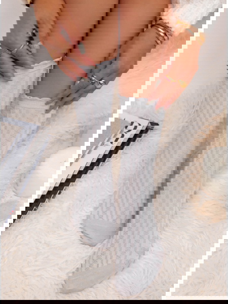 Szare skarpetki z ozdobnym...