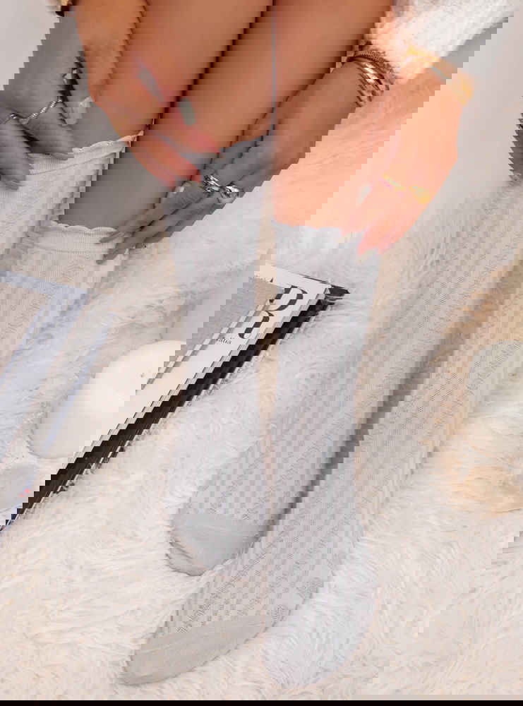 Szare skarpetki z ozdobnym wzorem...