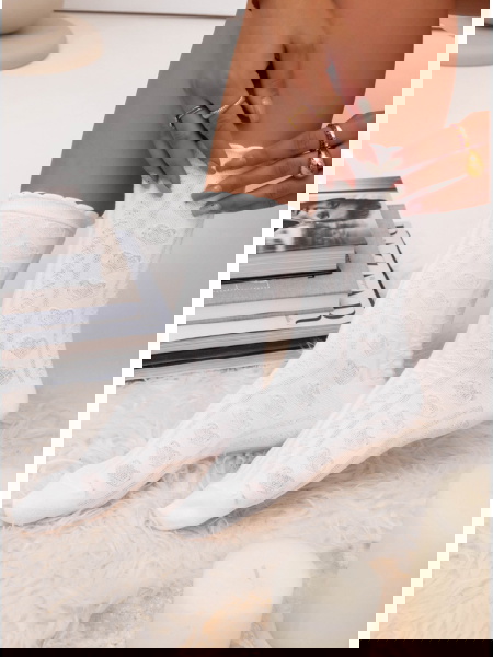 Białe skarpetki z ozdobnym...