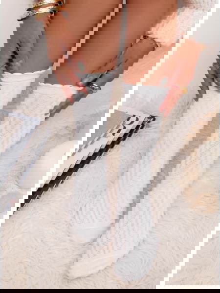 Białe skarpetki z ozdobnym... 2