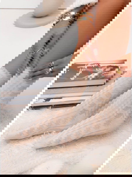 Beżowe skarpetki z ozdobnym... 2