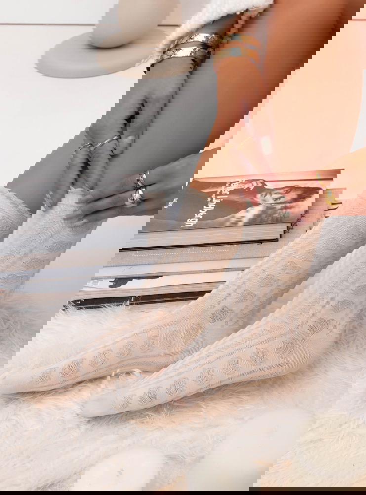 Beżowe skarpetki z ozdobnym wzorem...