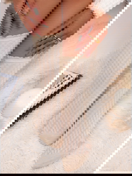 Beżowe skarpetki z ozdobnym...