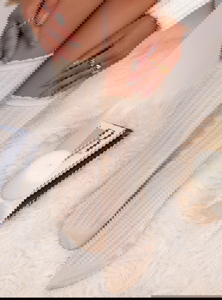 Beżowe skarpetki z ozdobnym wzorem...