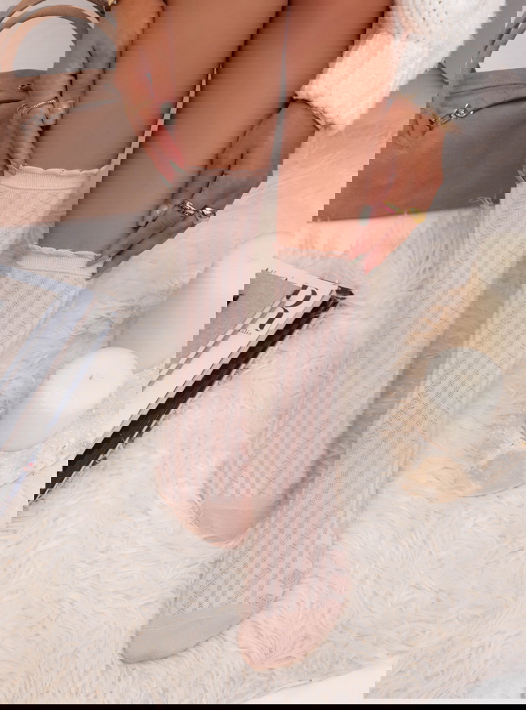 Pudrowe skarpetki z ozdobnym wzorem...