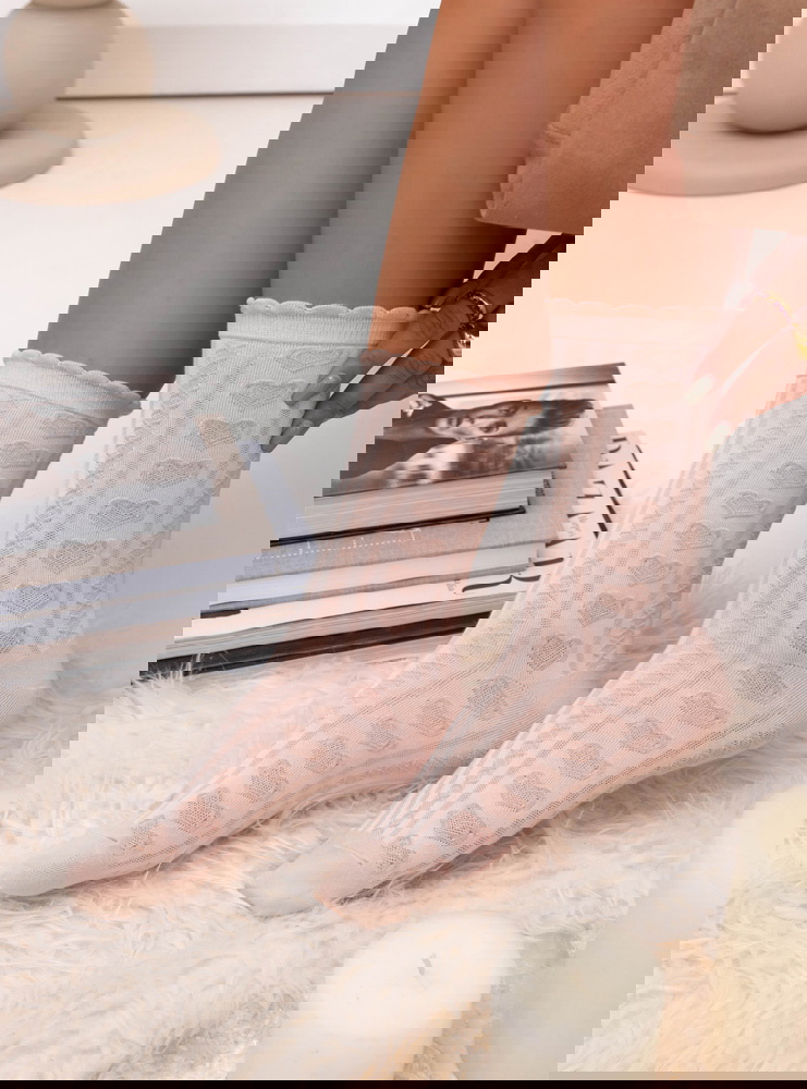 Pudrowe skarpetki z ozdobnym wzorem...