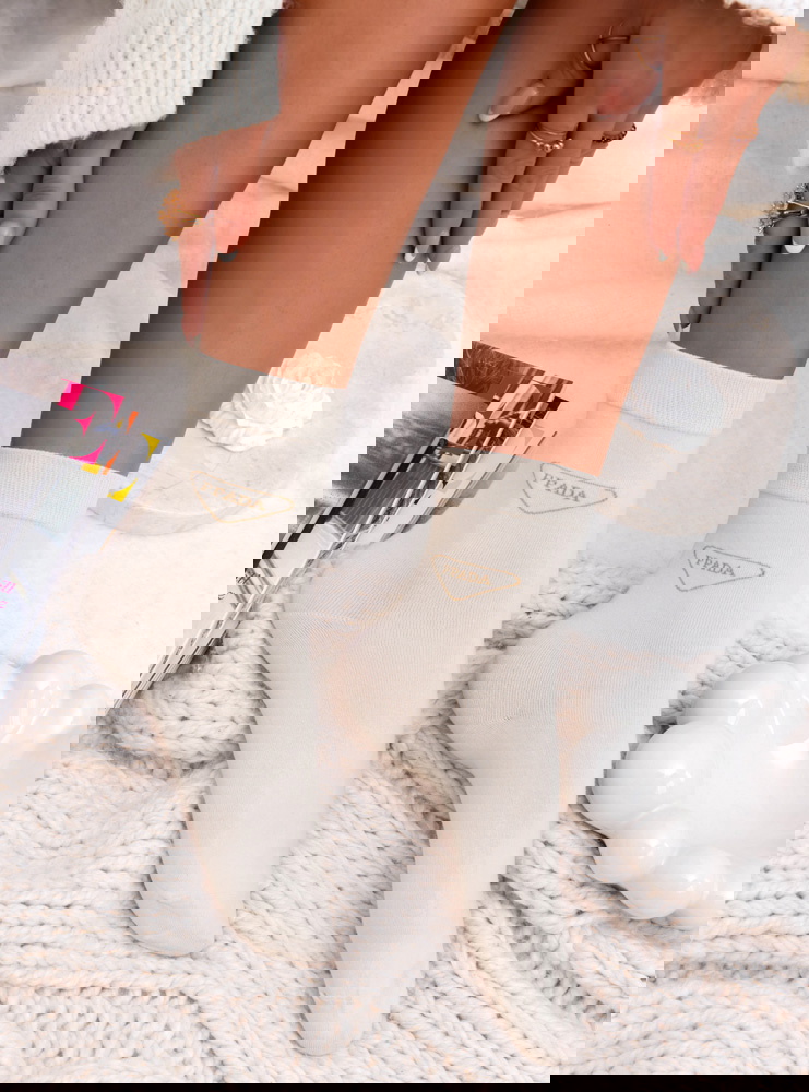 Jasnobeżowe skarpetki z ozdobnym...