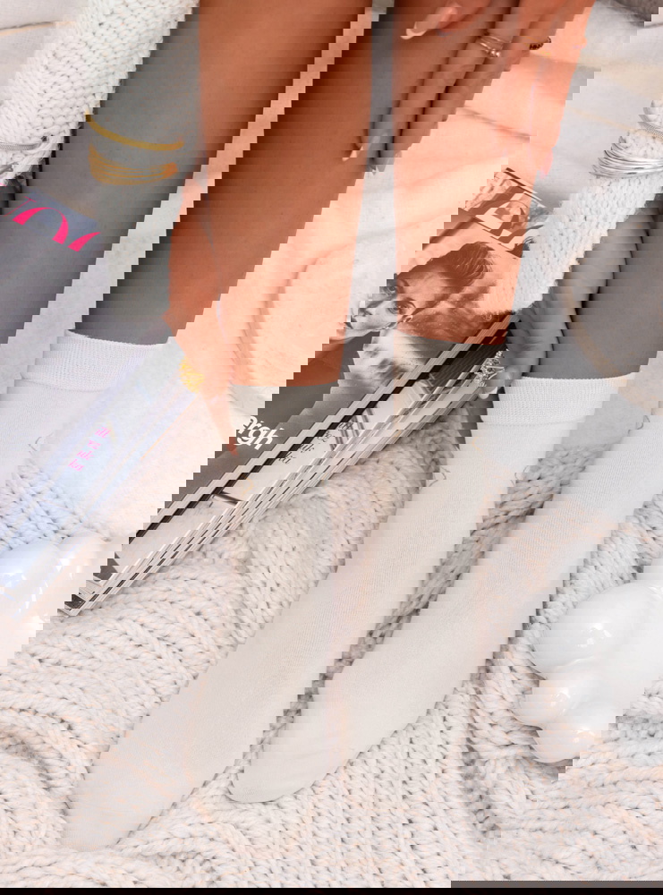 Jasnobeżowe skarpetki z ozdobnym...