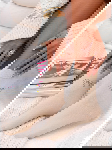 Beżowe skarpetki z ozdobnym...