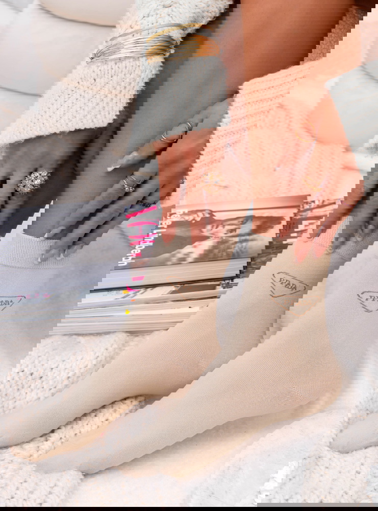 Beżowe skarpetki z ozdobnym napisem...