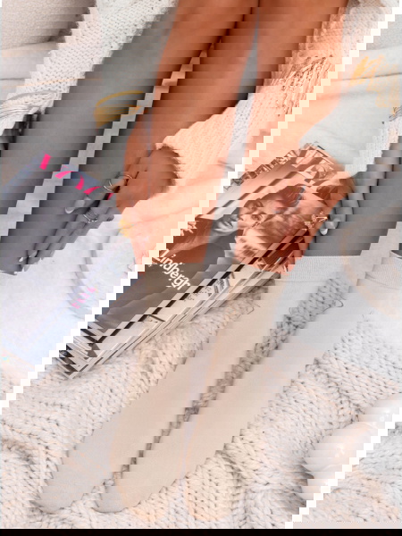 Beżowe skarpetki z ozdobnym... 2