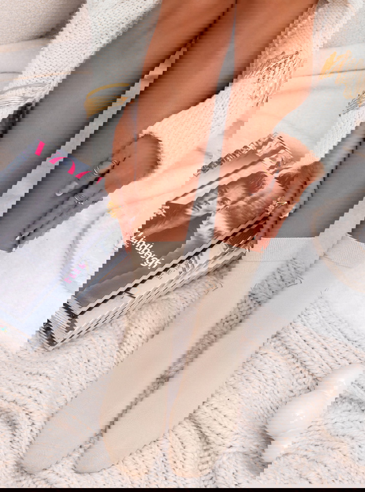 Beżowe skarpetki z ozdobnym napisem...