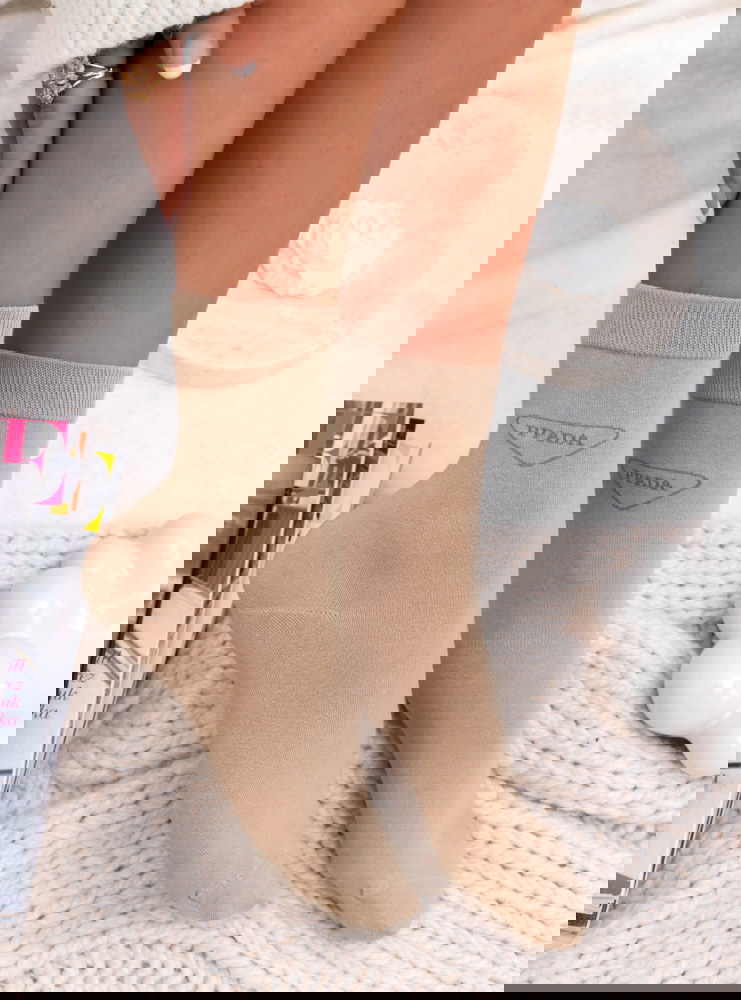 Ciemnobeżowe skarpetki z ozdobnym...