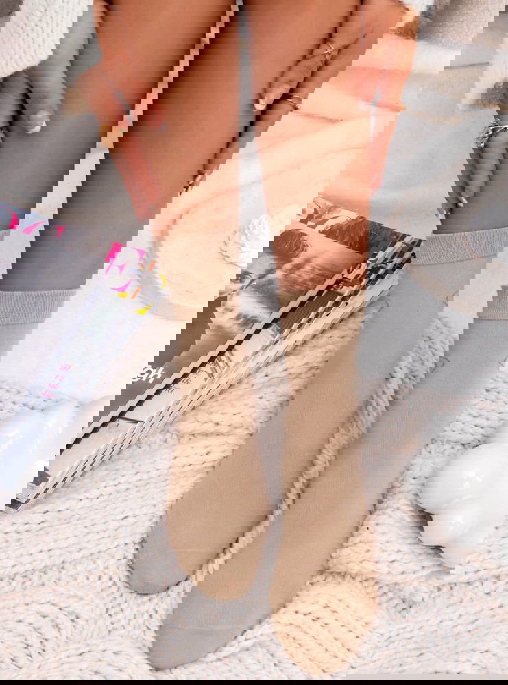 Ciemnobeżowe skarpetki z ozdobnym...