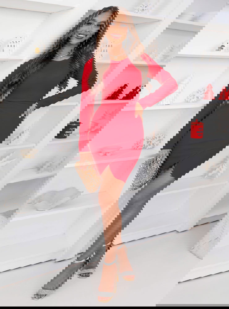 Malinowa dopasowana sukienka...