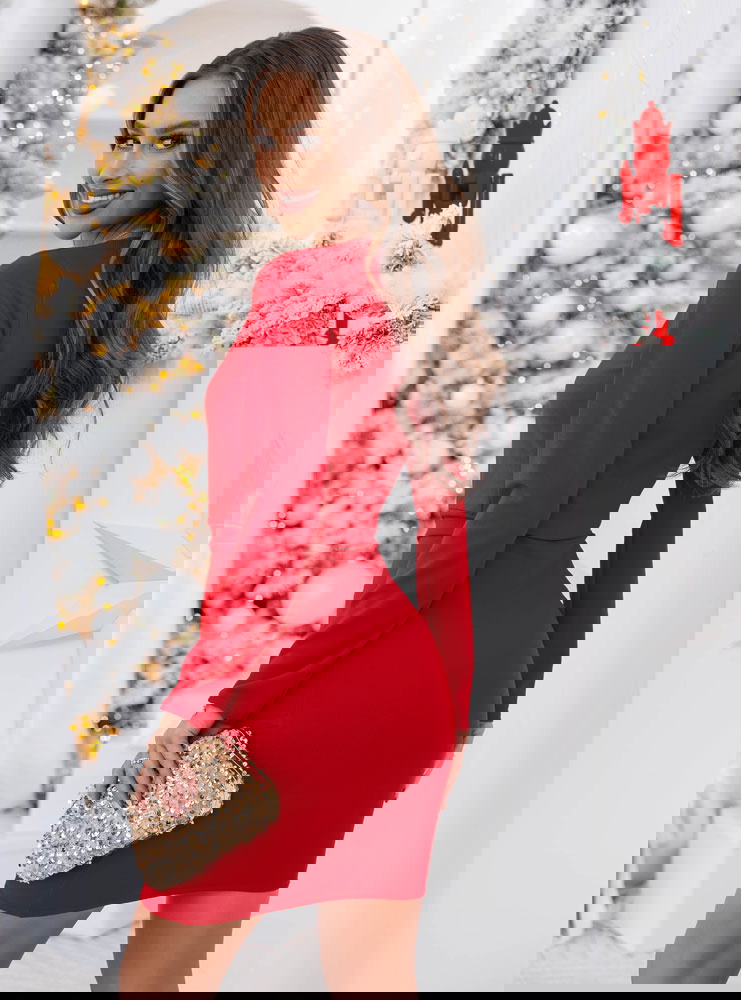 Malinowa dopasowana sukienka...