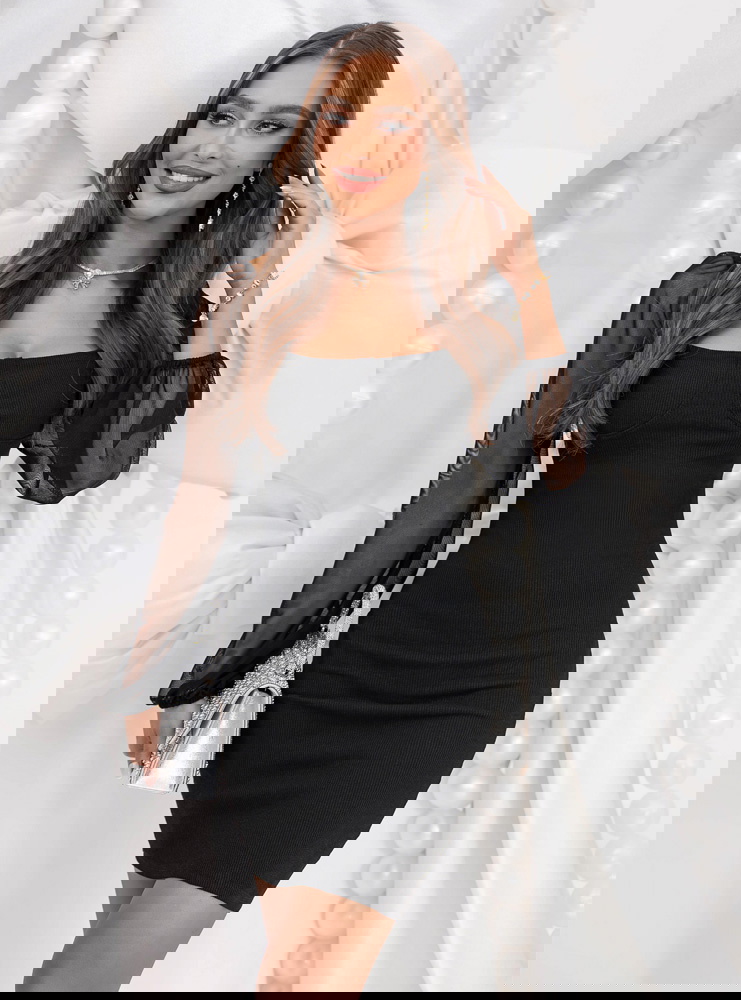 Czarna dopasowana prążkowana sukienka...