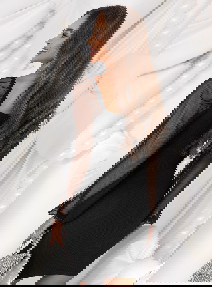 Czarna dopasowana prążkowana sukienka...