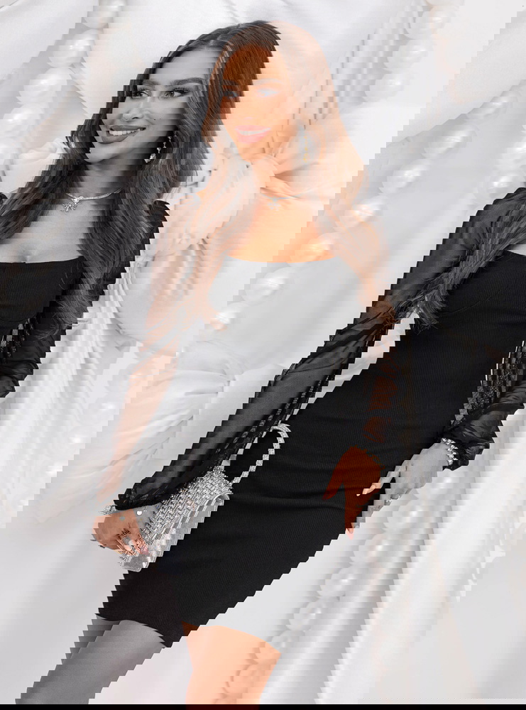 Czarna dopasowana prążkowana sukienka...