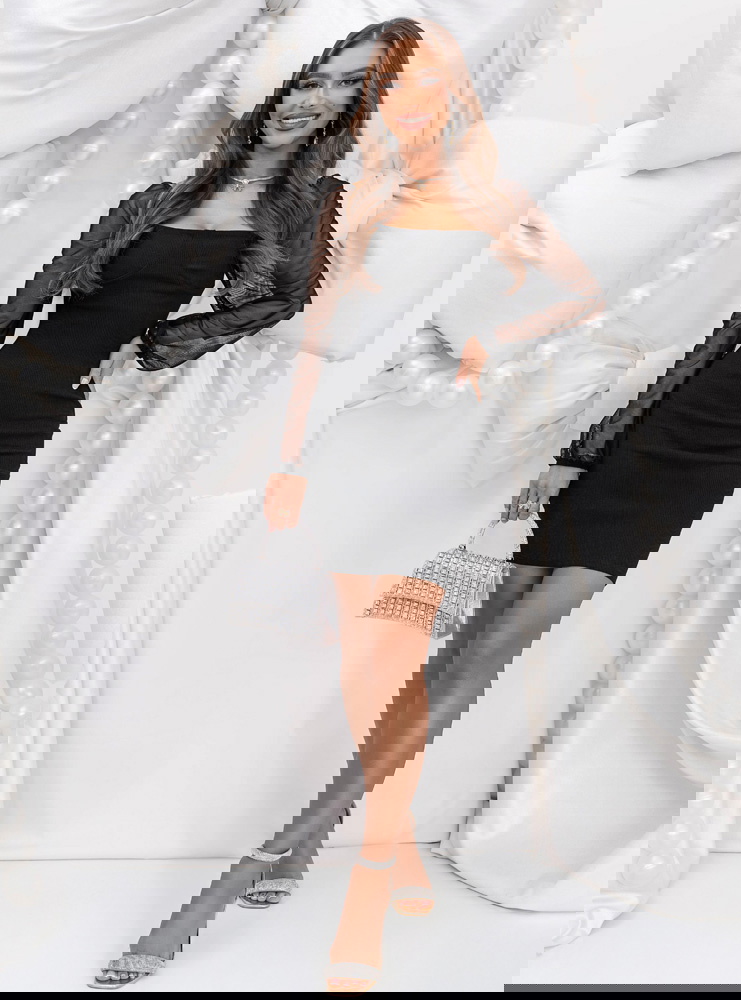 Czarna dopasowana prążkowana sukienka...