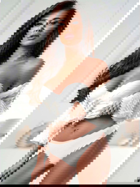 Białe bezszwowe majtki...