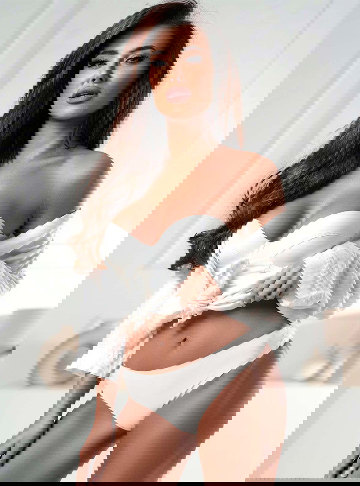 Białe bezszwowe majtki stringi Poliene