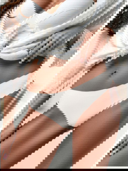 Białe bezszwowe majtki... 2