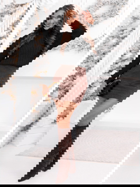 Czarny sweter z golfem... 2