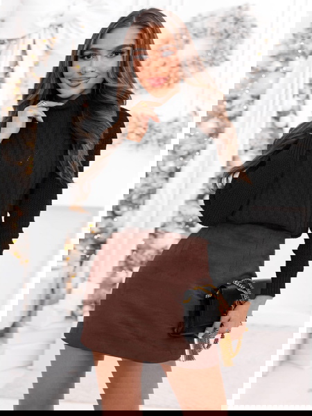 Czarny sweter z golfem...