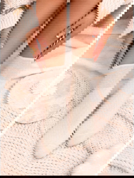 Beżowe skarpetki z ozdobną... 2