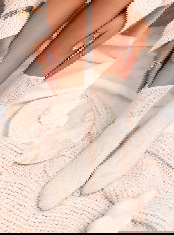 Beżowe skarpetki z ozdobną naszywką Irie