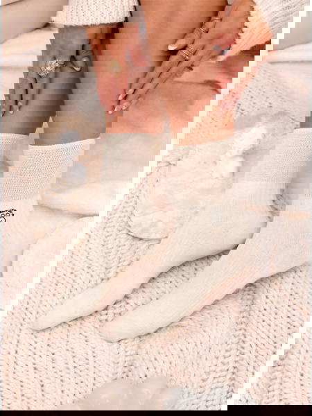 Beżowe skarpetki z ozdobną...